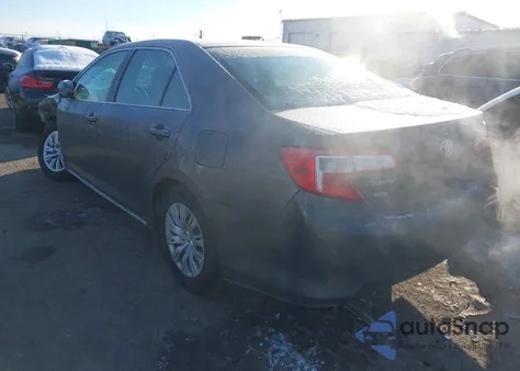 2014 Toyota Camry Le z USA, uszkodzony, nr VIN 4T1BF1FK3EU850674